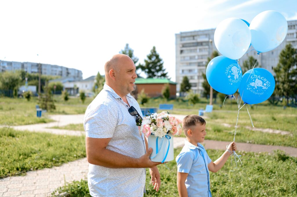 Dad and his boy came to meet a newborn child from the maternity hospital.